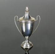 Kleiner Pokal (London, 1927)Sterlingsilber 925; j-förmige Henkel; H: 10 cm; 47g