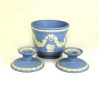 Schale und Paar Leuchter (20.Jh.)Wedgwood; hellblau mit weißem Girlandendekor; H: Schale 11 cm; D: