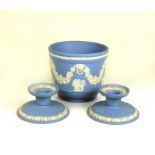 Schale und Paar Leuchter (20.Jh.)Wedgwood; hellblau mit weißem Girlandendekor; H: Schale 11 cm; D: