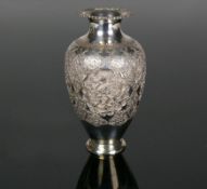 Vase (wohl Persien, Mitte 20.Jh.)Silber minimum 800; Wandung umlaufend mit reliefiertem Blüten-
