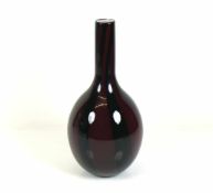 Vase (2.H.20.Jh.)gebauchter Korpus mit langgestrecktem Hals; weinrot unterfangen mit schwarzen,