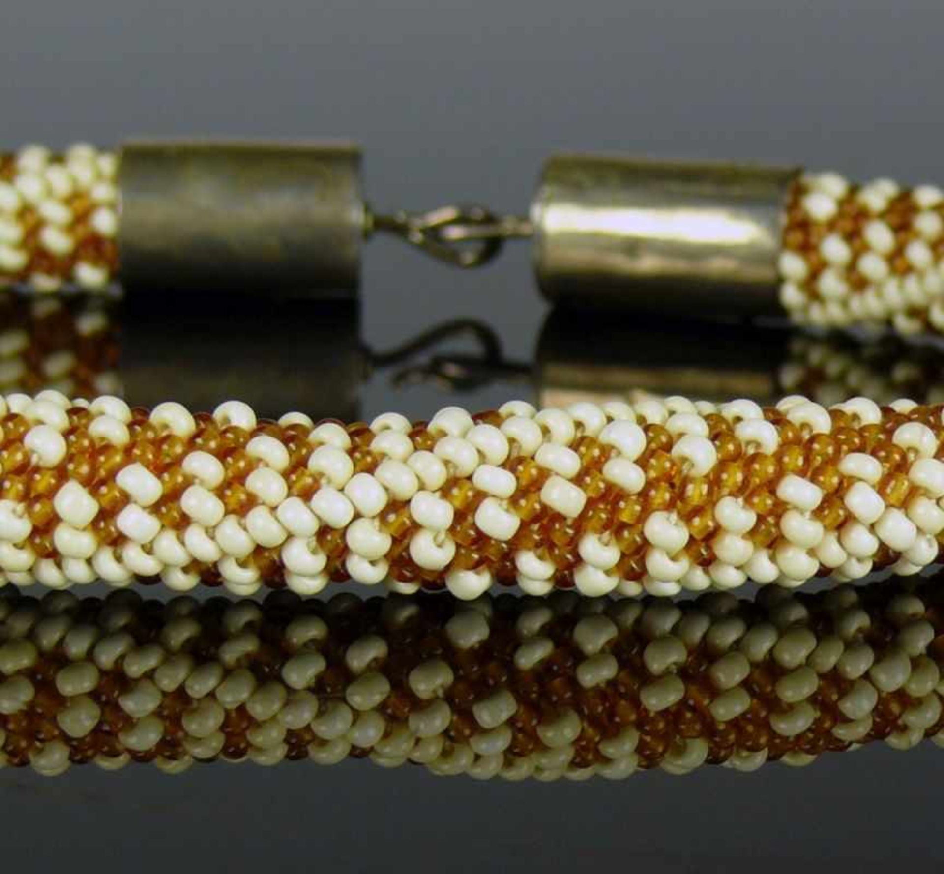 BAZAK-HalsketteKette als dickes, geflochtenes Glasperlenband; zentraler Abschluss in Silbermontur; - Bild 3 aus 4