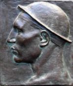 Männerkopf (1.H.20.Jh.)mit Helm; Seitenansicht; Bronze; links oben in der Platte dat. 25; rechts