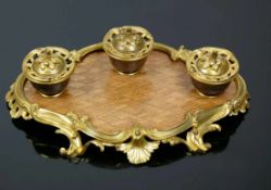 Schreibtisch-Garnitur (18./19.Jh.)Bronze vergoldet; auf geschweifter, ovalförmiger Grundplatte mit