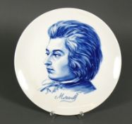 Mozart-Andenkenteller (Meissen, 2.H.20.Jh.)Kopfportrait des jungen Mozart in blau; bl.