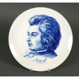 Mozart-Andenkenteller (Meissen, 2.H.20.Jh.)Kopfportrait des jungen Mozart in blau; bl.