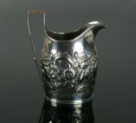 Milchkännchen (London, 1796)Sterlingsilber 925; j-förmiger Henkel; Wandung umlaufend mit plastischem