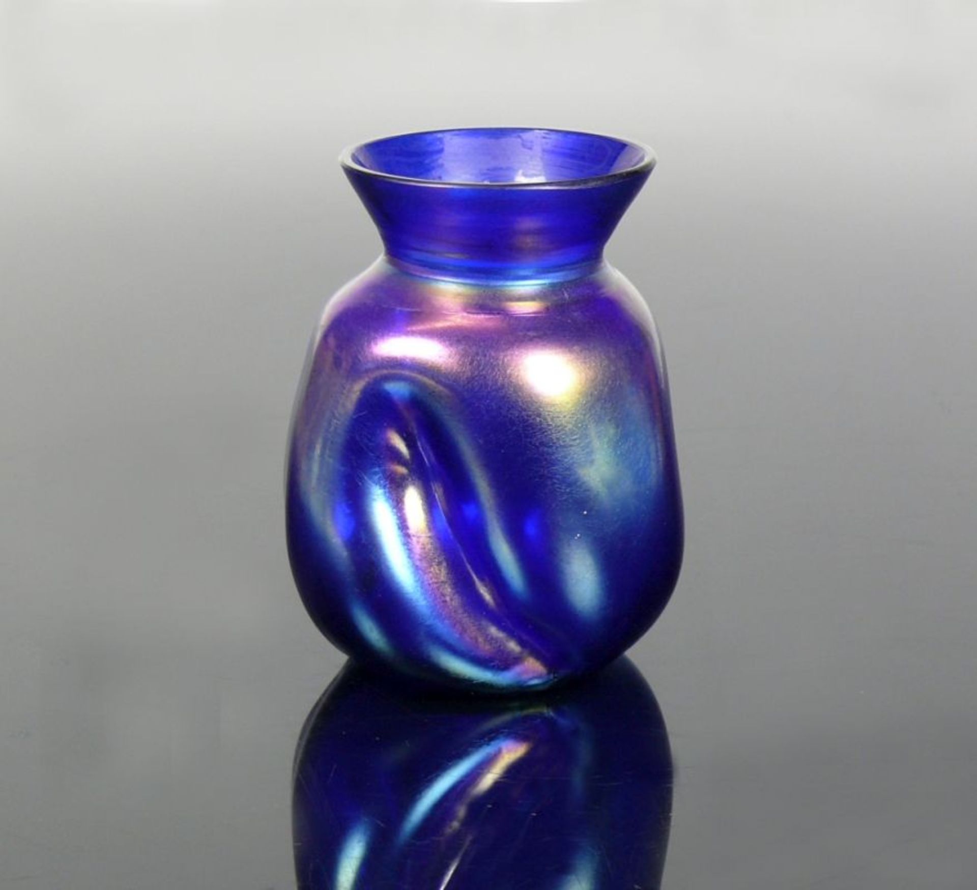 Vase (um 1900)Gefäßkörper mit 3 schräg vertikalen Eindellungen; blaues Glas gelb, silber, grün