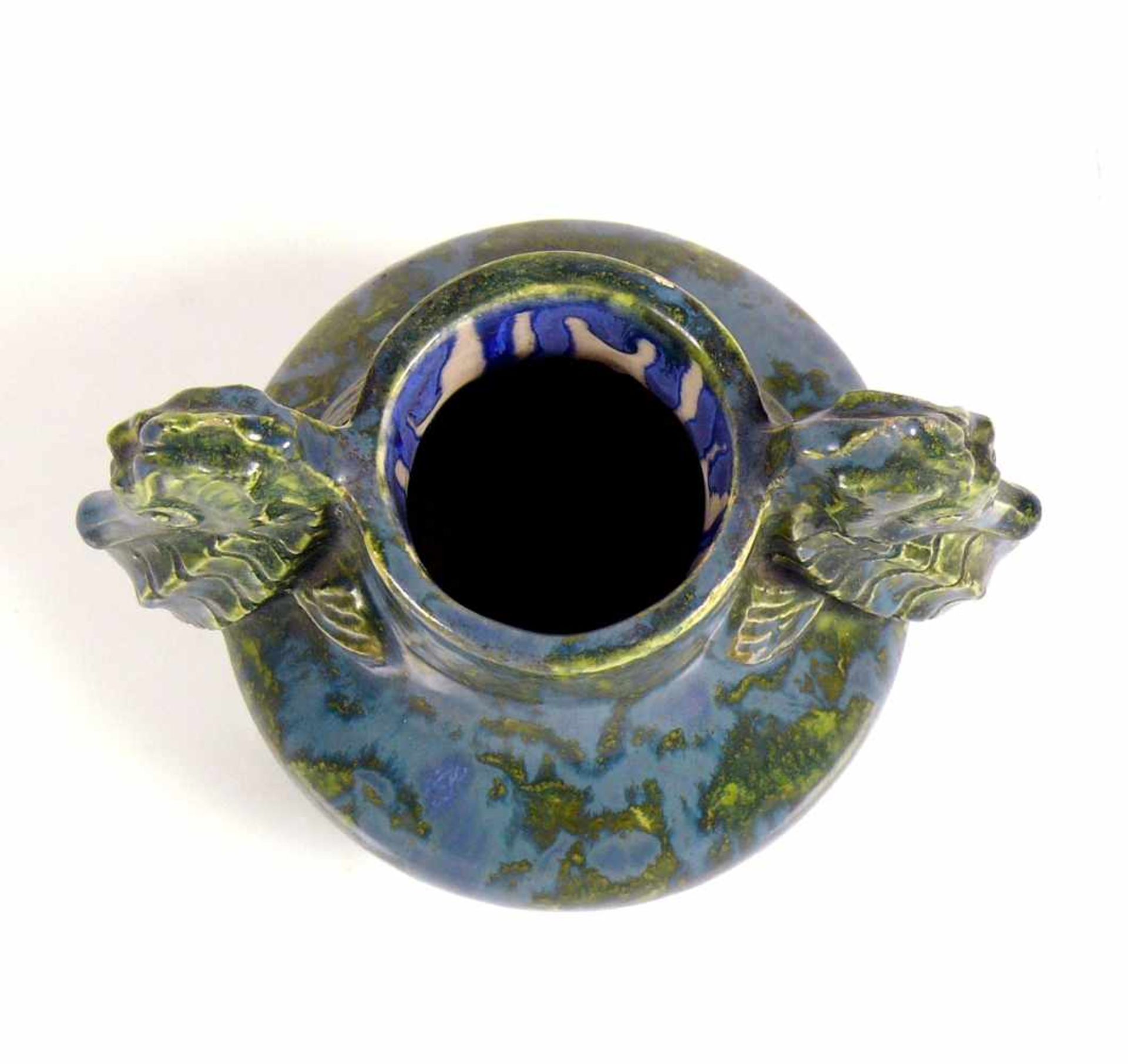 KERAMOS-Vase (Wien, 1.H.20.Jh.)runde Form mit eingezogenem Hals; seitlich jeweils Griffe in Form von - Bild 2 aus 5