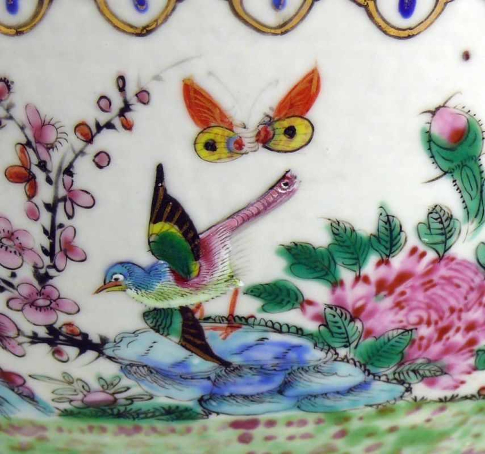 Schalerunde Form, D: 30,5 cm; umlaufender, farbiger Blütendekor mit Insekten und Vögel; in blau - Bild 3 aus 4