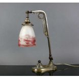 Tischleuchte (Frankreich, um 1910)glockenförmiger, matt geätzter Lampenschirm mit roten