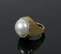 Damenring14ct GG; besetzt mit grauer Perle, umrahmt von sehr kleinen Diamanten; Ringgr. 55;