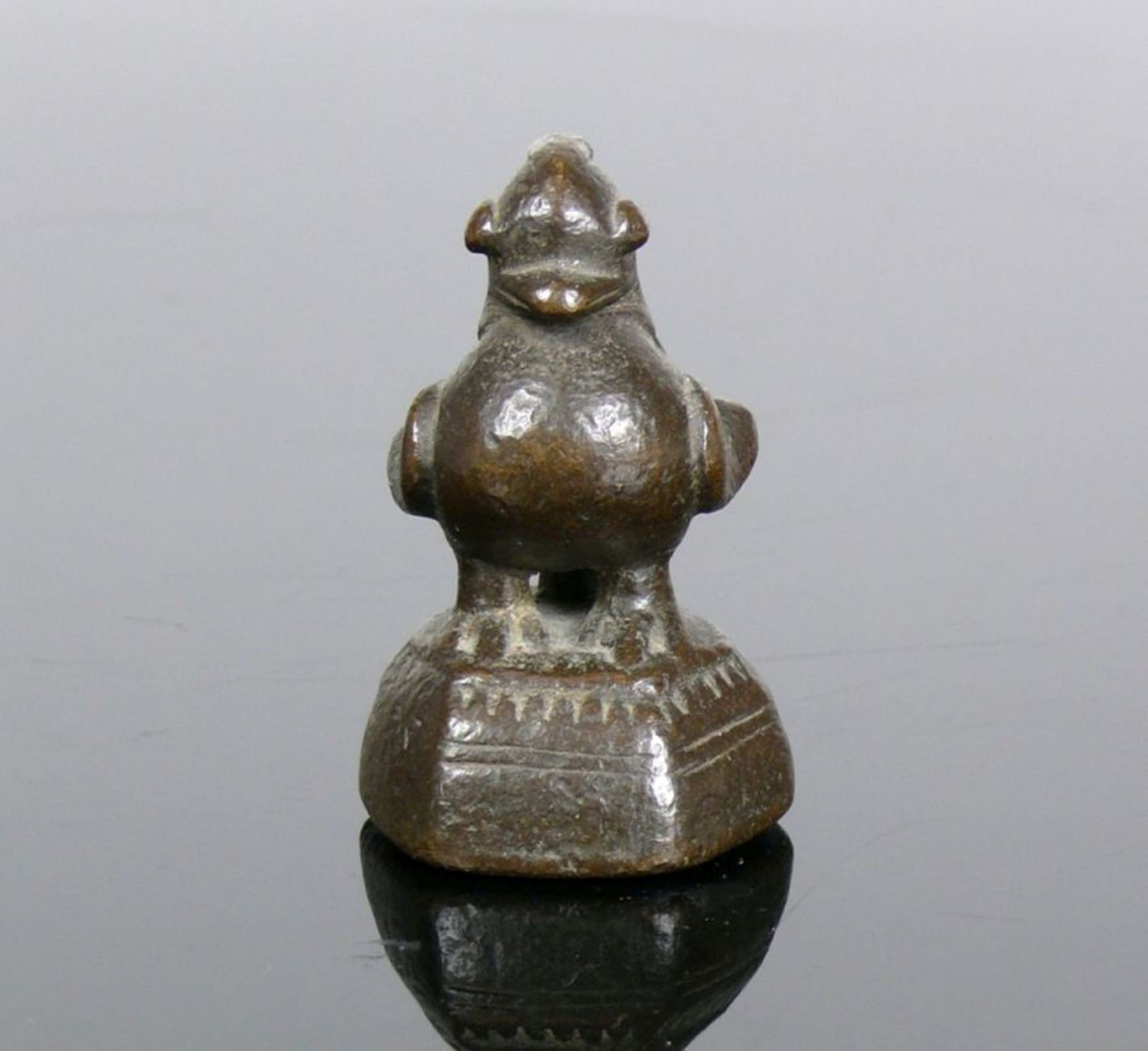 Burmesischer Gewichtsstein (Burma, um 1900)Huhn auf hektogonalem Sockel; Bronze, dunkel patiniert; - Bild 2 aus 3