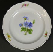 Teller (Meissen, um 1900)Wiesenblumendekor mit gewelltem Rand; bl. Schwertermarke 1860- 1924, II.