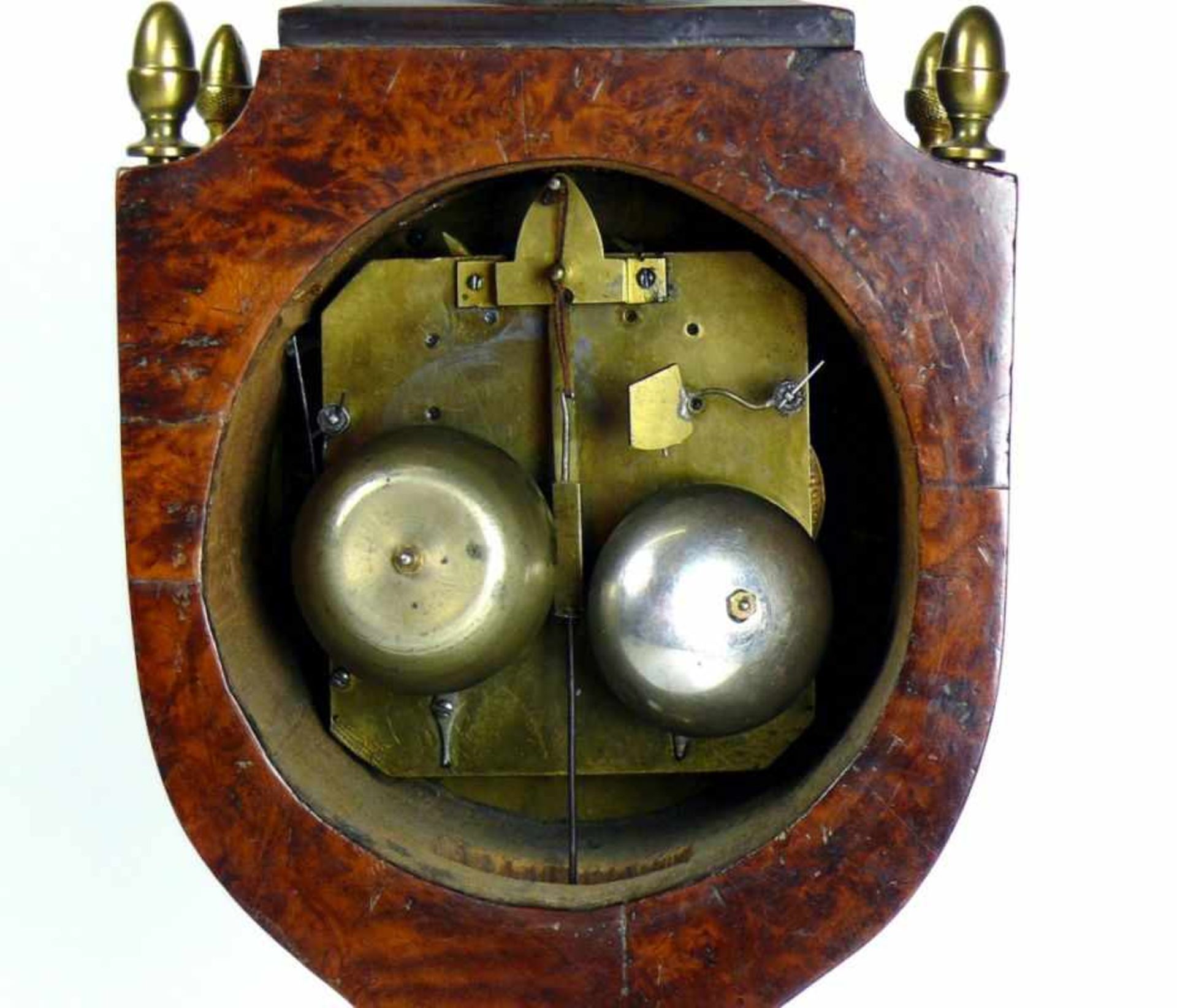 Biedermeier-Kommodenuhr (wohl Wien, um 1820)auf quadr. Sockel mit 4 Messingfüßen Schaft mit - Bild 6 aus 7