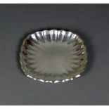 Kleine SilberschaleDeutsch, Silber 835; gewellter Rand; 14 x 14 cm; 93g (38)