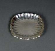 Kleine SilberschaleDeutsch, Silber 835; gewellter Rand; 14 x 14 cm; 93g (38)