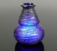 Vase (Pallme-König & Habel, Anfg. 20.Jh.)dunkelblaues Glas leicht irisierend; kugelförmige Wandung