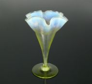 Vase (um 1920)trompetenförmig; Scheibenfuß; Rand 6-fach eingedellt; hellgrünes Glas, zum Rand hin