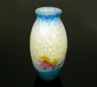 Jugendstil-Vase (um 1920)Mueller Freres Luneville; dickwandiges, farbloses Glas mit hellgrauen,