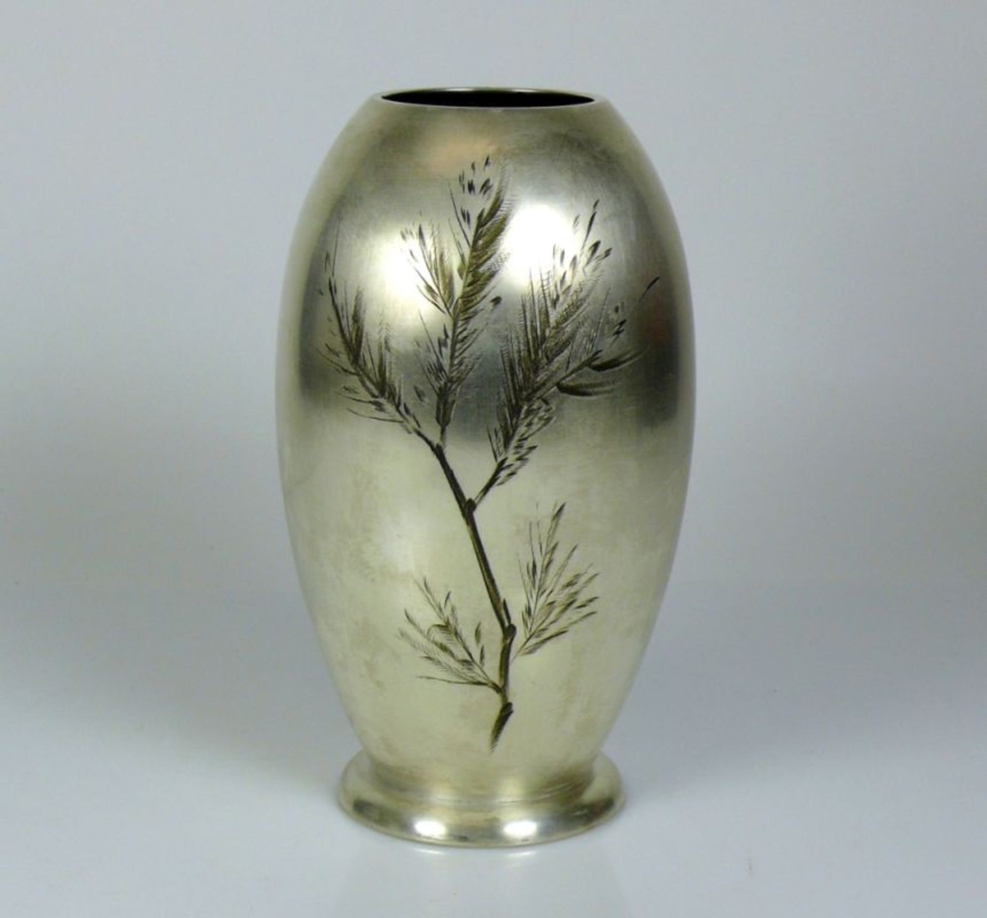 IKORA-Vase (WMF)silberfarben mit Strauchdekor; H: 25 cm