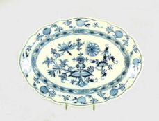 Anbietplatte (Meissen, um 1900)bl. Zwiebelmuster; ovale Form mit gewelltem Rand; bl. Schwertermarke,