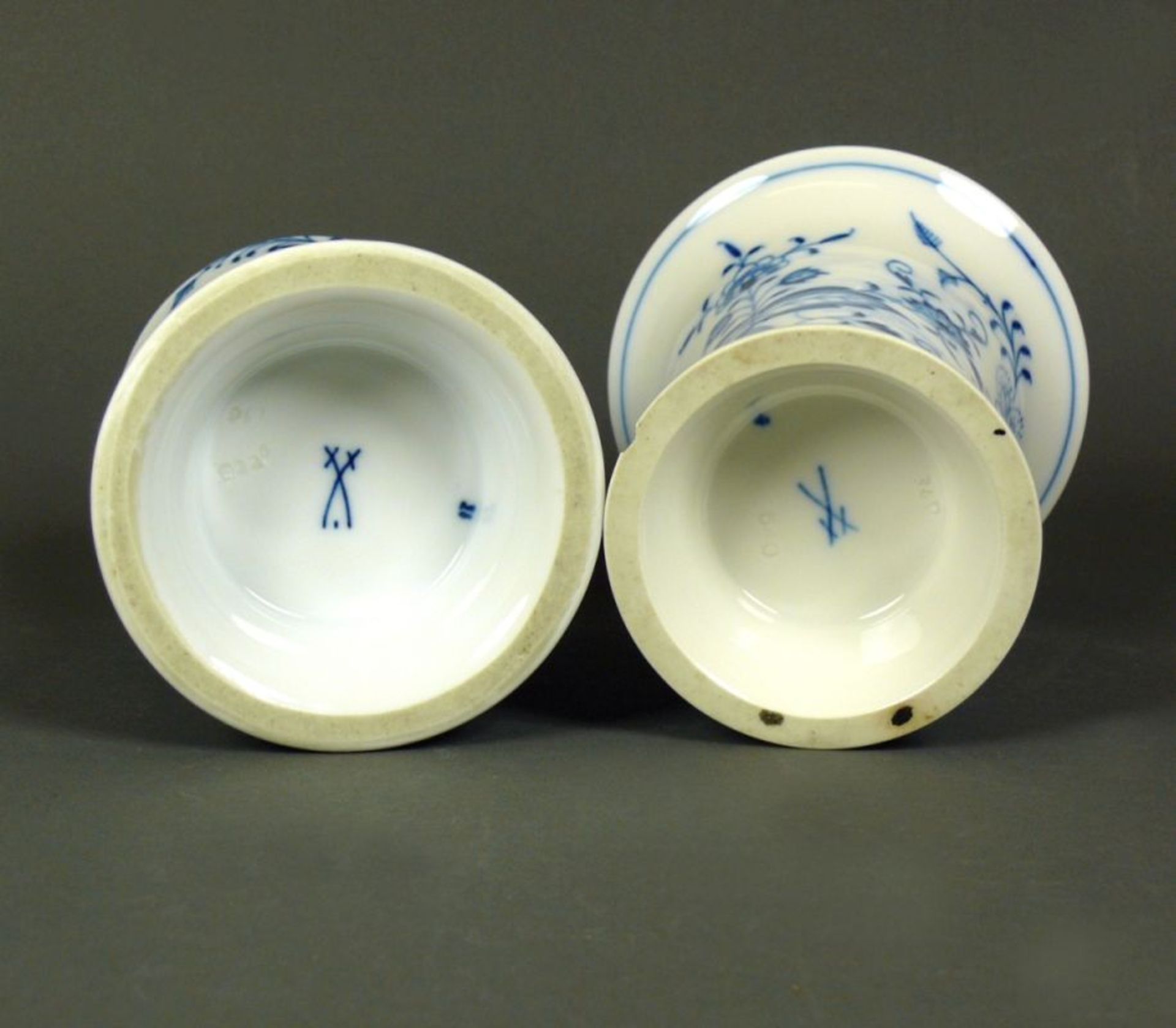 2 Vasen (Meissen, 1.H.20.Jh.)jeweils bl. Zwiebelmuster; 1x am Stand best., 1x mit abgeschliffenem - Bild 2 aus 2
