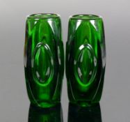 Paar Vasen (um 1920)grünes, dickwandiges Glas; Wandungsseiten jeweils hochformatig, oval eingedellt;