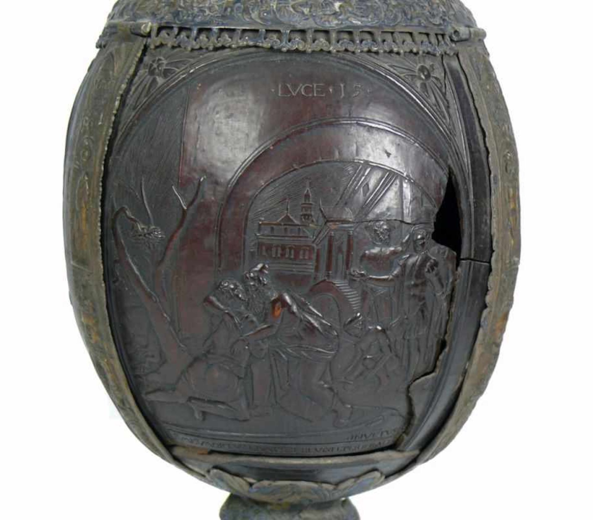 Kokosnuss-Pokal (2.H.19.Jh.)Stand und Schaft als Puttenträger in Silber; Korpus mit reliefierten, - Bild 4 aus 7