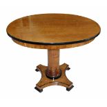 Biedermeier-Tisch (um 1830)ovale Platte (später) mit geschwärztem Rand; Zarge 6,5 cm; zentraler,