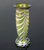 Jugendstil-Vase (um 1910)grün-gelblich irisierendes Glas mit weißem, eingelassenem Streifendekor;