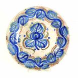 Fayence-Platte (18.Jh.)rund, D: 29,5 cm; flache Fahne; floraler Dekor in Scharffeuerfarben blau,