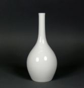 Vase (KPM Berlin, 2.H.20.Jh.)Weißporzellan; gebauchter Korpus; H: 21 cm