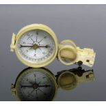 Kompass (um 1900)mit Thermometer und aufklappbarer Lupe; rückseitig verspiegelt; Bakelitgehäuse;