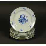 6 Teller (Meissen, Mitte 20.Jh.)blaue Blume mit gewelltem Rand; D: je 17,5 cm; bl. Schwertermarke,