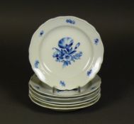 6 Teller (Meissen, Mitte 20.Jh.)blaue Blume mit gewelltem Rand; D: je 17,5 cm; bl. Schwertermarke,