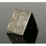 Kleines Klapp-Etui (um 1900)Silber 835; Deckel mit floral ziseliertem Dekor; ca.6 x 5 cm; 37g