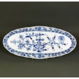 Fisch-Anbietplatte (Meissen, um 1900)ovale Form mit schräg gestelltem, gewelltem Rand; bl.