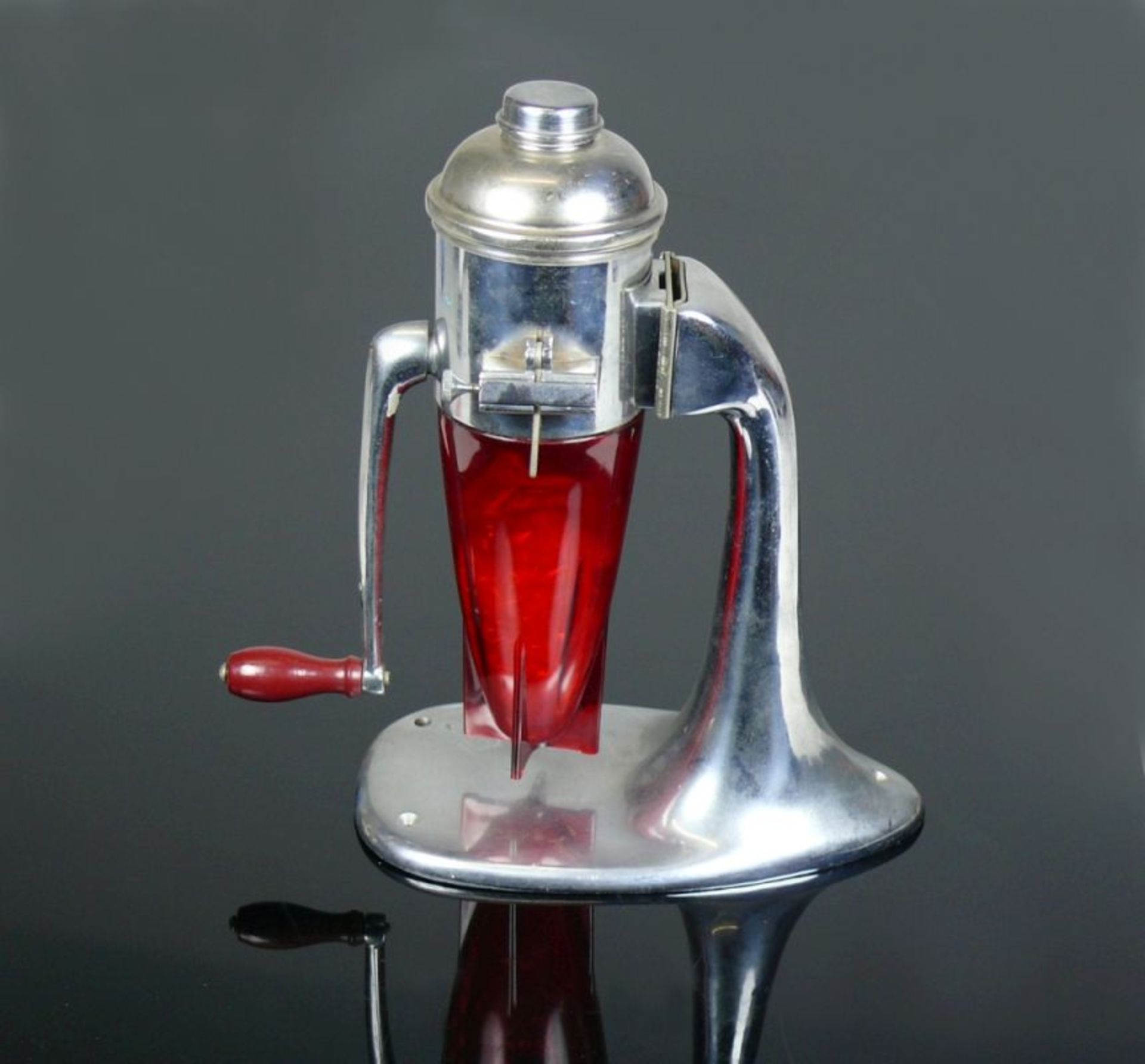 Küchenmixer (um 1950)Chrom mit rotem Glas; Handdrehkurbel mit Holzgriff; H: 30,5 cm; aus - Bild 4 aus 4