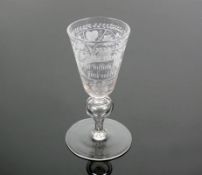 Pokalglas (um 1800)Scheibenfuß; tropfenförmiger Wulst; Kuppa umlaufend mit geätztem Floraldekor