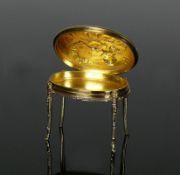 Pillendose (um 1900)Tischform; Silber 800; auf Deckel liegender Amor; innen vergoldet; 4 x 6 x 4 cm;