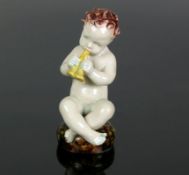 Putto mit Flöte (Karlsruhe, Mitte 20.Jh.)Majolika; Entwurf: Max Heinze (1883 - 1966) um 1935; für