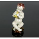 Putto mit Flöte (Karlsruhe, Mitte 20.Jh.)Majolika; Entwurf: Max Heinze (1883 - 1966) um 1935; für