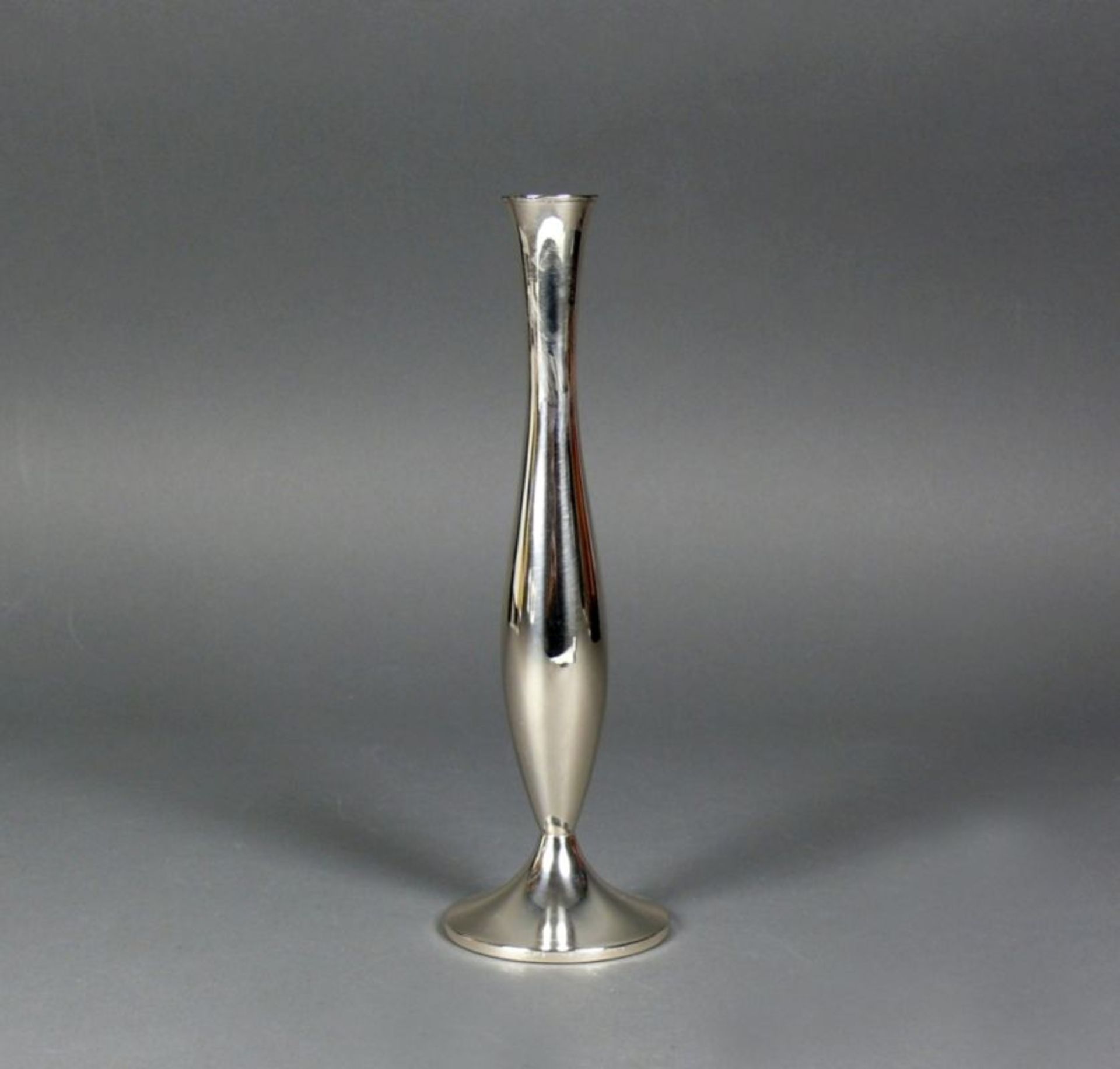 RosenvaseDeutsch, Wilkens Silber 835; schlichte Ausführung; Boden gefüllt; 238g; H: 24,5 cm; (35)
