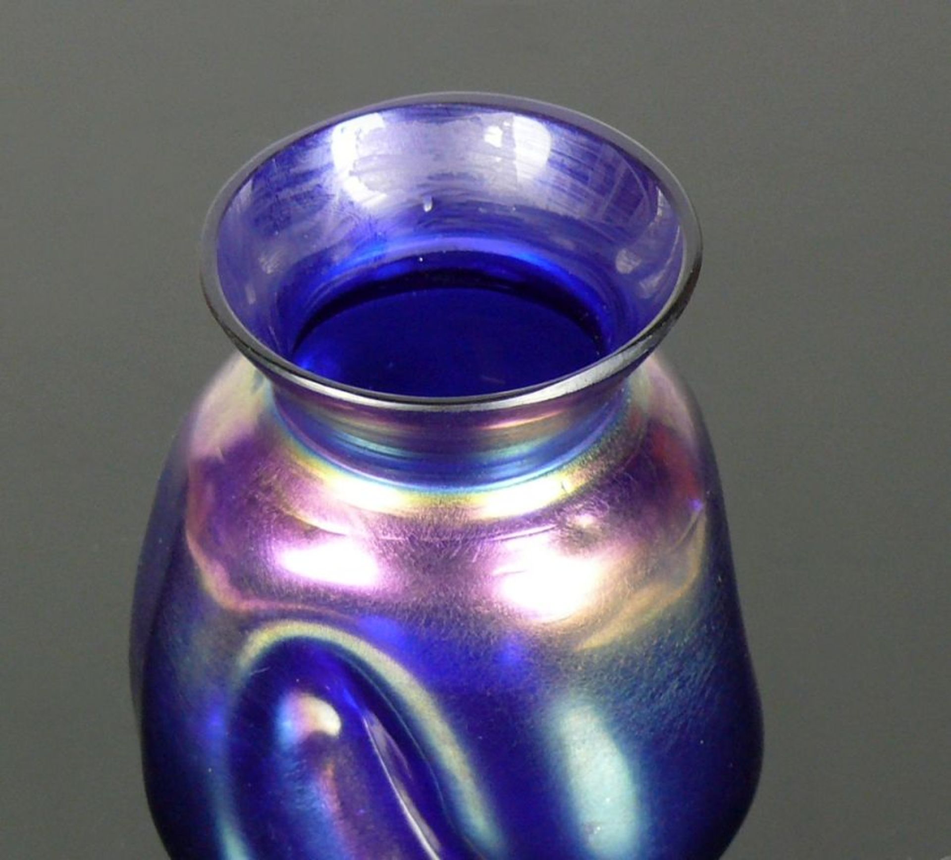 Vase (um 1900)Gefäßkörper mit 3 schräg vertikalen Eindellungen; blaues Glas gelb, silber, grün - Bild 2 aus 2