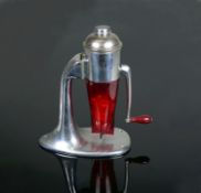 Küchenmixer (um 1950)Chrom mit rotem Glas; Handdrehkurbel mit Holzgriff; H: 30,5 cm; aus
