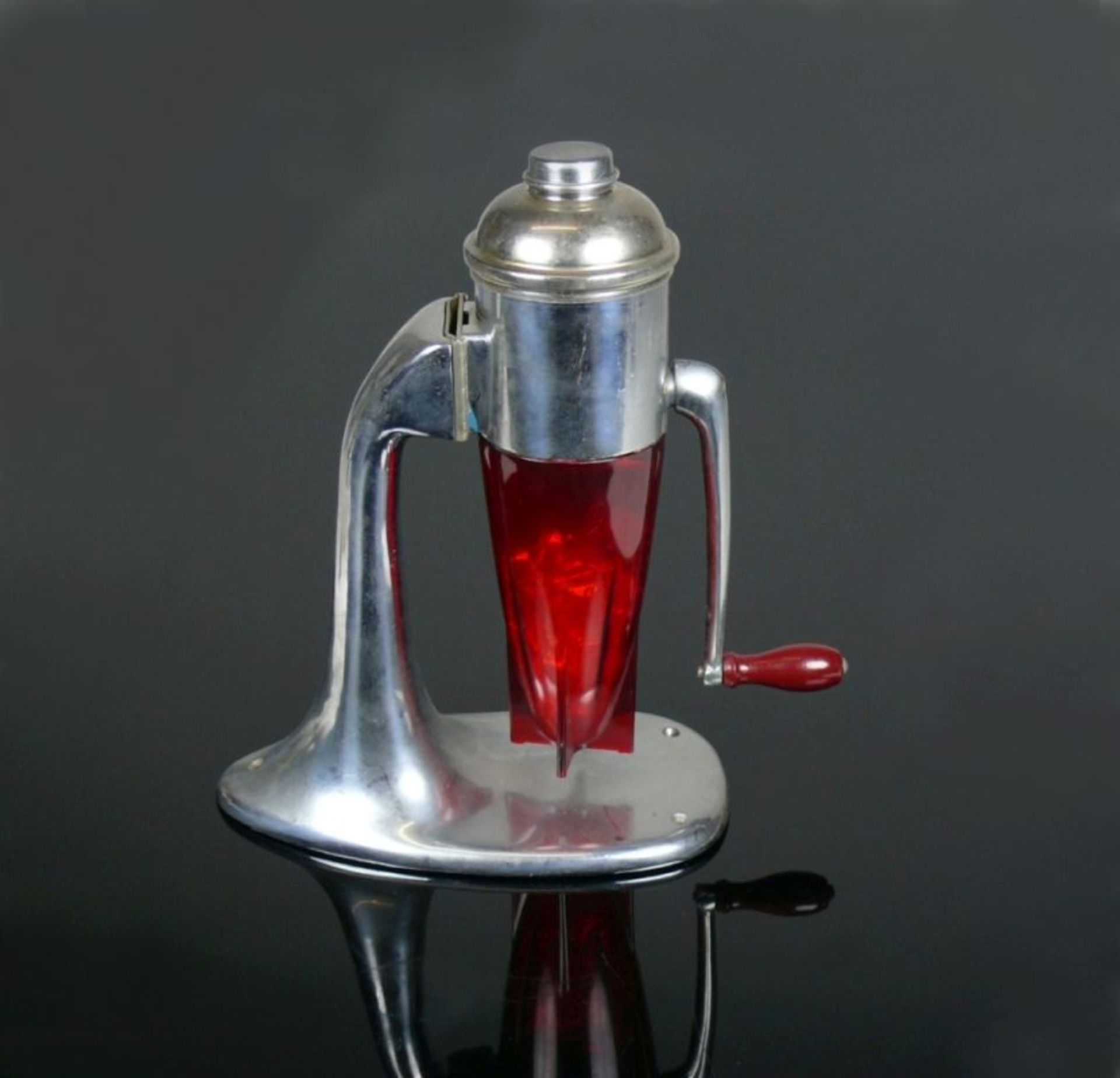 Küchenmixer (um 1950)Chrom mit rotem Glas; Handdrehkurbel mit Holzgriff; H: 30,5 cm; aus