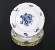 6 Speiseteller (Meissen, 1.H.20.Jh.)Dekor: blaue Blume mit Insekten und Goldstaffage; gewellter