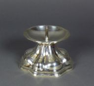 KerzenständerDeutsch, Silber 835; am unteren Rand mit gravierter Widmung; H: 9 cm; 187g; (30)