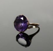 Damenring /1.H.20.Jh.)8ct GG; mit lilafarbenem, geschliffenem, rundem Stein (D: 17 mm); Ringgr.